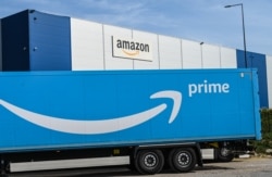 Sebuah truk pengiriman Amazon diparkir di luar pusat logistik Amazon di Lauwin-Planque, Perancis utara, 16 April 2020. (Foto: dok).