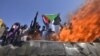 Warga melakukan aksi protes menolak kudeta militer di Khartoum timur, Sudan, Sabtu (13/11).