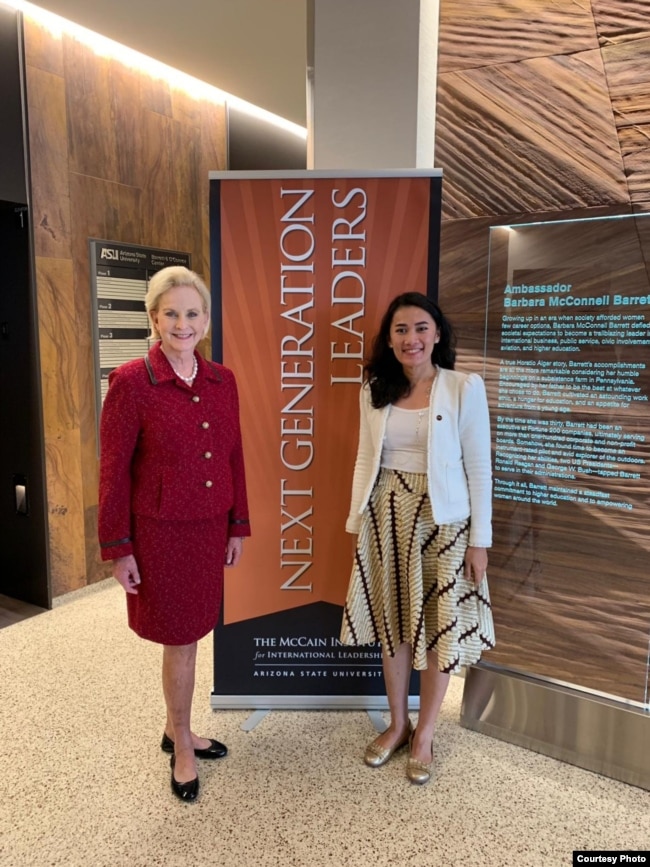 Ledy Simarmata (kanan) bersama Cindy McCain (Chairman of the Board dari McCain Institute) di Washington DC. (foto: Courtesy)