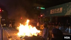 香港本土派人士認為旺角警民衝突是民怨所致 (美國之音 湯惠芸拍攝) 