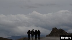 Sekelompok migran asal Afghanistan berjalan di jalan utama setelah menyeberangi perbatasan Turki-Iran dekat Dogubayazit, Provinsi Agri, bagian timur Afghanistan, 11 April 2018. (Foto: Reuters)