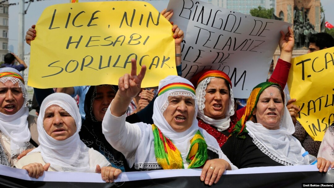 Para demonstran meneriakkan slogan-slogan selama demonstrasi melawan pasukan keamanan Turki akibat tembakan polisi pada protes di distrik Lice, provinsi Diyarbakir menewaskan satu orang dan melukai banyak lainnya (29/6). (Reuters/Umit Bektas)