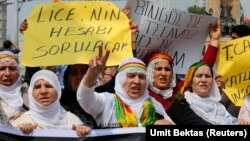 Para demonstran meneriakkan slogan-slogan selama demonstrasi melawan pasukan keamanan Turki akibat tembakan polisi pada protes di distrik Lice, provinsi Diyarbakir menewaskan satu orang dan melukai banyak lainnya (29/6). (Reuters/Umit Bektas)