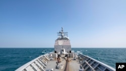 ກຳປັ່ນລົບລຸ້ນ Ticonderoga ຕິດອາວຸດລູກສອນໄຟນຳວິຖີ ຊື່ວ່າ USS Chancellorsville (CG 62) ກຳລັງແລ່ນຜ່ານຊ່ອງແຄບໄຕ້ຫວັນ ຫຼື Taiwan Strait, ວັນທີ 12 ພະຈິກ 2019, ພາບນີ້ສະໜອງໂດຍ ກອງທັບເຮືອສະຫະລັດ.