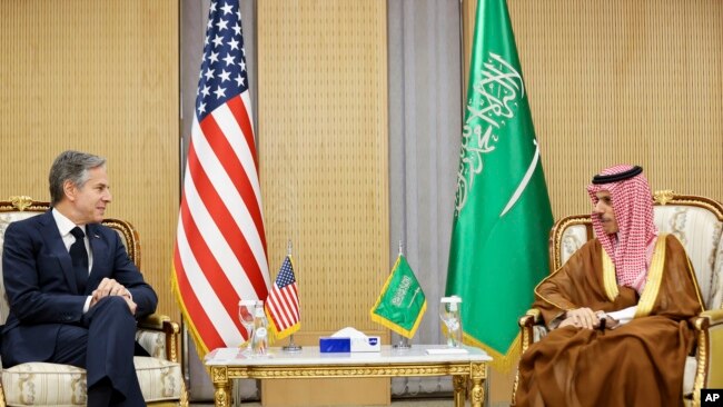 Sekretari amerikan i Shtetit Antony Blinken takohet me ministrin e jashtëm të Arabisë Saudite, Faisal bin Farhan, në Riad të Arabisë Saudite.