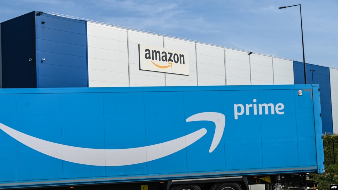 Sebuah truk pengiriman Amazon diparkir di luar pusat logistik Amazon di Lauwin-Planque, Prancis utara, pada 16 April 2020. (Foto: AFP)