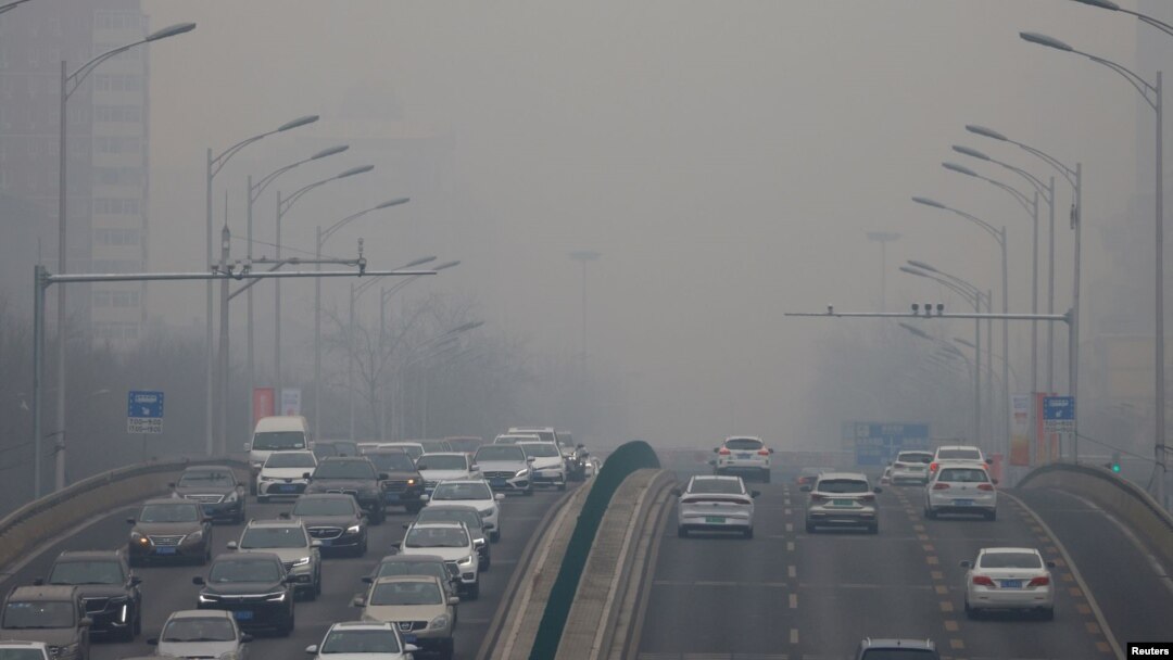 Pantauan udara yang tercemar di Beijing, China, 13 Februari 2021. (Foto: REUTERS/Carlos Garcia Rawlins)