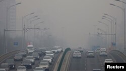 Pantauan udara yang tercemar di Beijing, China, 13 Februari 2021. (Foto: REUTERS/Carlos Garcia Rawlins)