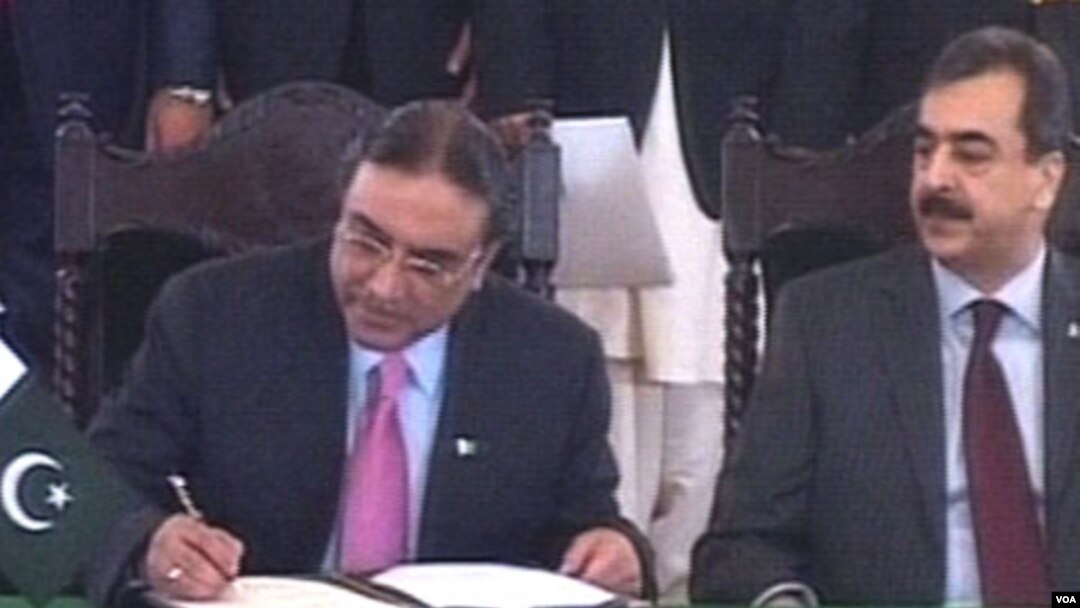 Presiden Asif Ali Zardari menandatangani amandemen ke-18 konstitusi Pakistan, 19 April 2010.
