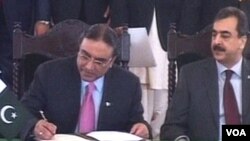 Presiden Asif Ali Zardari menandatangani amandemen ke-18 konstitusi Pakistan, 19 April 2010.