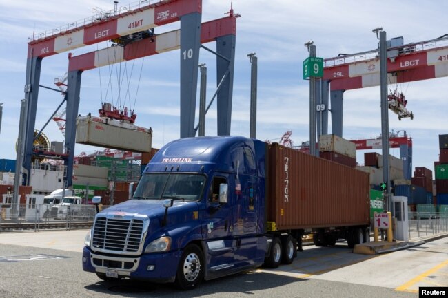 A truck prepares to ｄrop off its container and take another at the Long Beach Container Terminal in Long Beach, California, U.S., April 20, 2023. (REUTERS/Mike Blake)