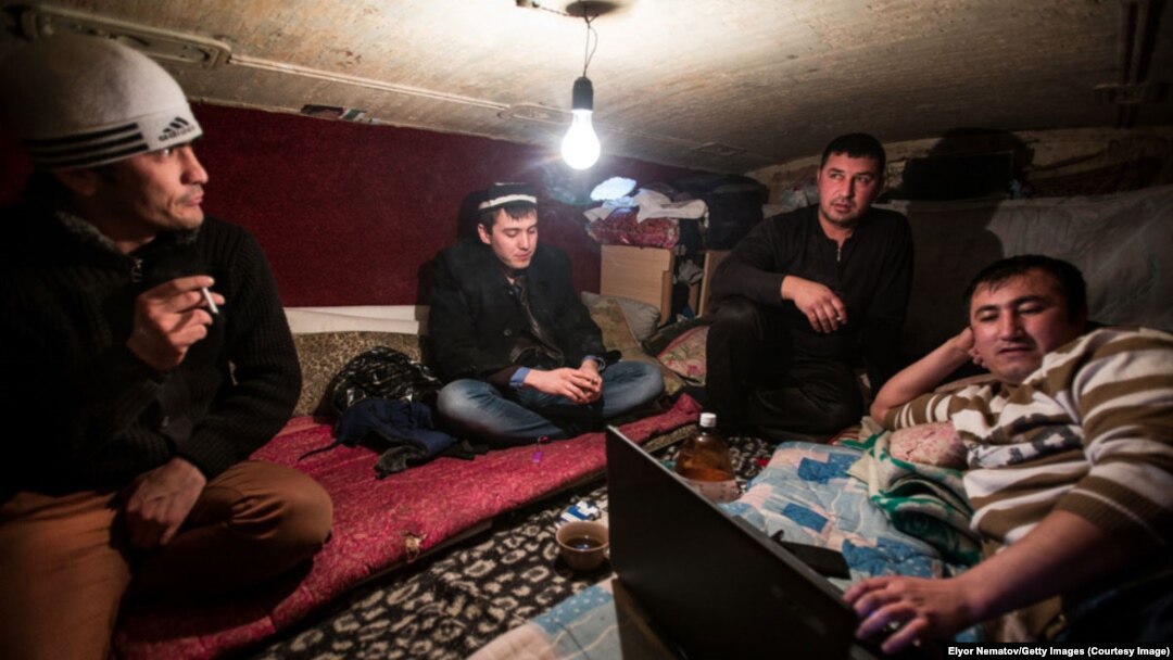 Elyor Ne'matovning Nyu-Yorkda ko'rsatilayotgan ijod namunalari Rossiyada ishlayotgan o'zbekistonliklar va ortda qolgan oilalar hayotini aks ettiradi (I'm a foreigner - Elyor Nematov/Getty Images) 