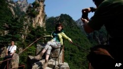 지난 2011년 9월 북한 금강산을 방문한 중국인 관광객들이 기념사진을 찍고 있다. (자료사진)