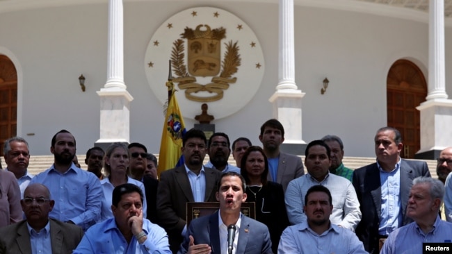 El presidente encargado de Venezuela, Juan Guaidó, presentó balance tras tres días de apagón nacional en sede del Palacio Federal Legislativo. Foto: Reuters