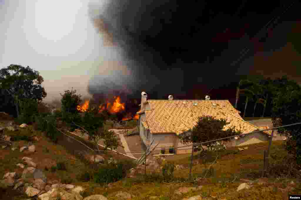 The Cocos Fire rages near homes in San Marcos, California, May 15, 2014. Wildfires were raging in southern California keeping thousands of residents away from their homes.