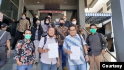 Pemimpin Redaksi Tirto.id Atmaji Sapto Anggoro (kedua dari kiri) dan Chief Editor Tempo.co Setri Yasra (kedua dari kanan) didampingi YLBHI, LBH Pers dan Safenet saat melapor ke Polda Metro Jaya, Selasa (25/8/2020). Foto: LBH Pers