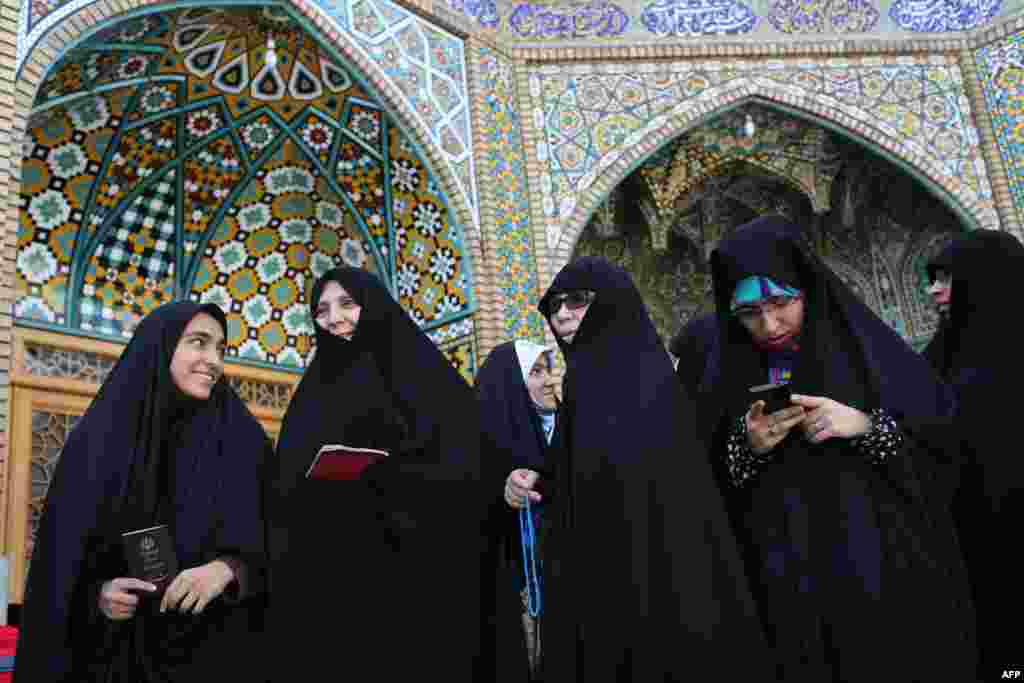 Para perempuan Iran siap memberikan suara dalam Pilpres di sebuah TPS di Qom, selatan Teheran.