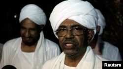 Sudan's President Omar al-Bashir speaks during joint news conference with opposition Umma Party leader and former Prime Minister Al-Sadiq Al Mahadi (L) after their meeting at Mahadi's house in Omdurman, August 2013.