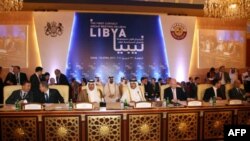 2011 yil aprel oyida Qatar Liviya kelajagi muhokamasiga bag'ishlangan uchrasuvga mezbonlik qildi. Unda Liviya isyonchilari ham qatnashdi