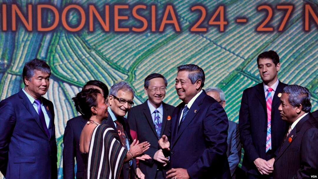 Presiden Susilo Bambang Yudhoyono bersama para peserta World Culture Forum di Bali (25/11). (VOA/Muliarta)