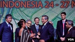 Presiden Susilo Bambang Yudhoyono bersama para peserta World Culture Forum di Bali (25/11). (VOA/Muliarta)