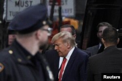 Mantan Presiden AS Donald Trump dan putranya Eric Trump tiba di Trump Tower, setelah ia didakwa dewan juri Manhattan menyusul penyelidikan atas uang suap yang dibayarkan kepada bintang porno Stormy Daniels, di New York City, AS 3 April 2023. (Foto: REUTERS/Jeenah Moon)