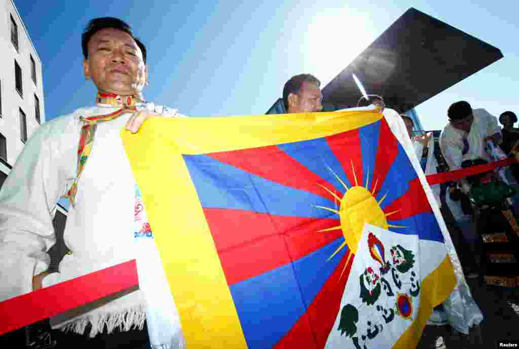 Almaniya - Darmştat, İnsanlar Tibetin dini lideri Dalay Lamanı qarşılayır