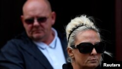 Tim Dunn dan Charlotte Charles, orang tua Harry Dunn, meninggalkan Kantor urusan Luar Negeri dan Persemakmuran di London, Inggris, 9 October 2019. 