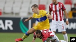 FILE - Maccabi Tel Aviv's Eden Karzev, top, fights for the ball with Sivasspor's Hakan Arslan, during the Europa League Group I soccer match between Sivasspor and Maccabi Tel Aviv, in Sivas, Turkey, October 29, 2020.