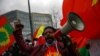Un partisan du gouvernement régional du Tigré crie des slogans contre le Premier ministre éthiopien Abiy Ahmed lors d'une manifestation devant le siège de l'UE à Bruxelles, vendredi 12 mars 2021. 
