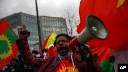 Un partisan du gouvernement régional du Tigré crie des slogans contre le Premier ministre éthiopien Abiy Ahmed lors d'une manifestation devant le siège de l'UE à Bruxelles, vendredi 12 mars 2021. 