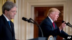 El presidente Donald Trump (derecha) en la conferencia de prensa que ofreció en la Casa Blanca con el visitante primer ministro de Italia, Paolo Gentiloni. Abril 20, de 2017.