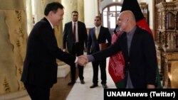 Presiden Afghanistan Ashraf Ghani (kanan) menerima kunjungan delegasi Dewan Keamanan PBB di Kabul, Senin (15/1). 