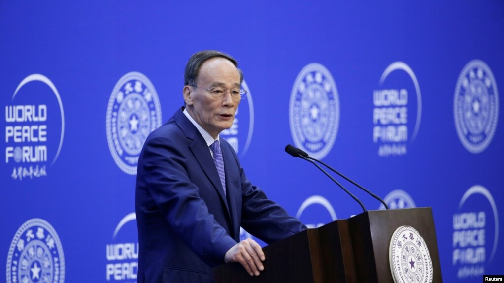 中国国家副主席王岐山2019年7月8日在北京清华大学举行的第八届世界和平论坛开幕式上讲话。(photo:VOA)