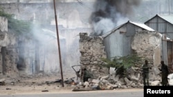 Somali government soldiers hold their position against suspected militants during an attack at the Jilacow underground cell inside a national security compound in Mogadishu, Aug. 31, 2014. 