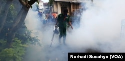 Fogging yang tidak tepat justru berpotensi membuat nyamuk resisten insektisida (foto: VOA/Nurhadi Sucahyo)