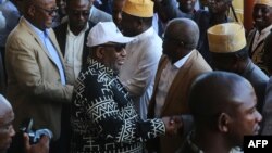 Le président sortant des Comores, Azali Assoumani accueille ses partisans à Moroni le 27 mars 2019 lors des célébrations de sa réélection.