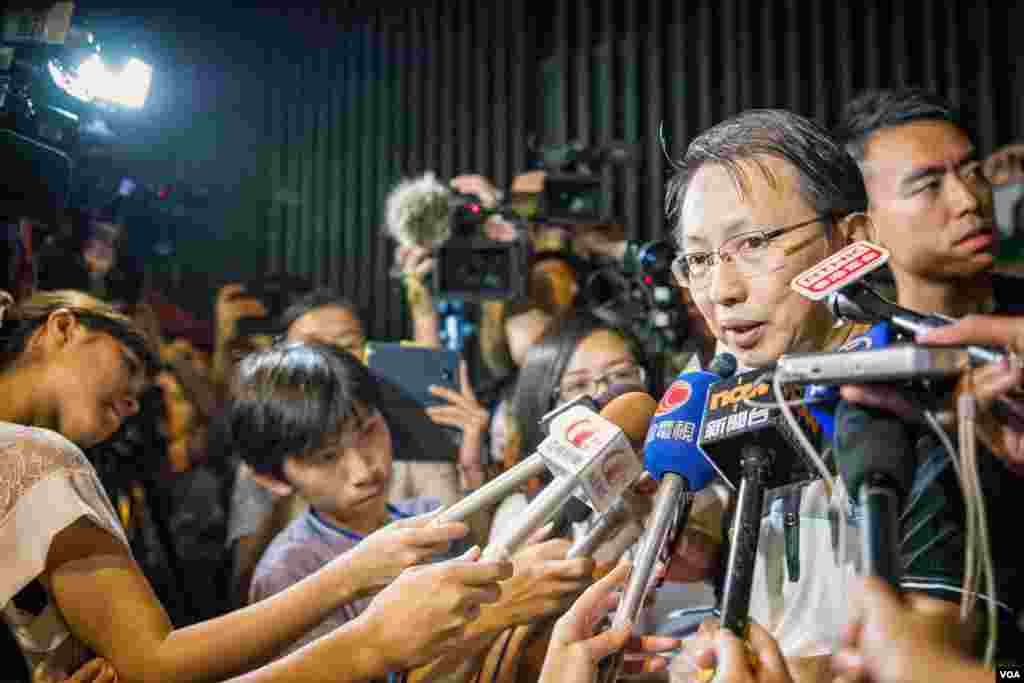 香港浸会大学新闻系助理教授杜耀明指责特区政府寸步不让，破坏对话局面。他呼吁学生立即撤离，但同时也表示尊重留守的决定 (美国之音方正拍摄)