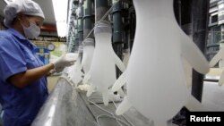 မလေးရှားနိုင်ငံ Kuala Lumpur မြို့ရှိ Top Glove စက်ရုံတခုမှာ အလုပ်လုပ်နေတဲ့ အလုပ်သမားတဦး။ (ဇန်နဝါရီ ၁၁၊ ၂၀၂၀)