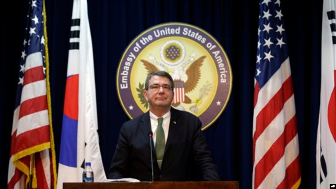 Thứ trưởng Quốc phòng Hoa Kỳ Ashton Carter mở cuộc họp báo tại Đại sứ quán Hoa Kỳ ở Seoul, Nam Triều Tiên, 18/3/13