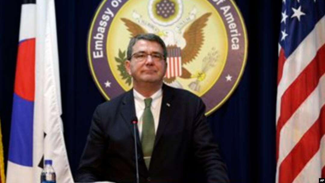 Wakil Menhan AS, Ashton Carter dalam konferensi pers di Kedutaan Besar Amerika di Seoul, Korea Selatan (18/3).