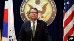 Wakil Menhan AS, Ashton Carter dalam konferensi pers di Kedutaan Besar Amerika di Seoul, Korea Selatan (18/3).