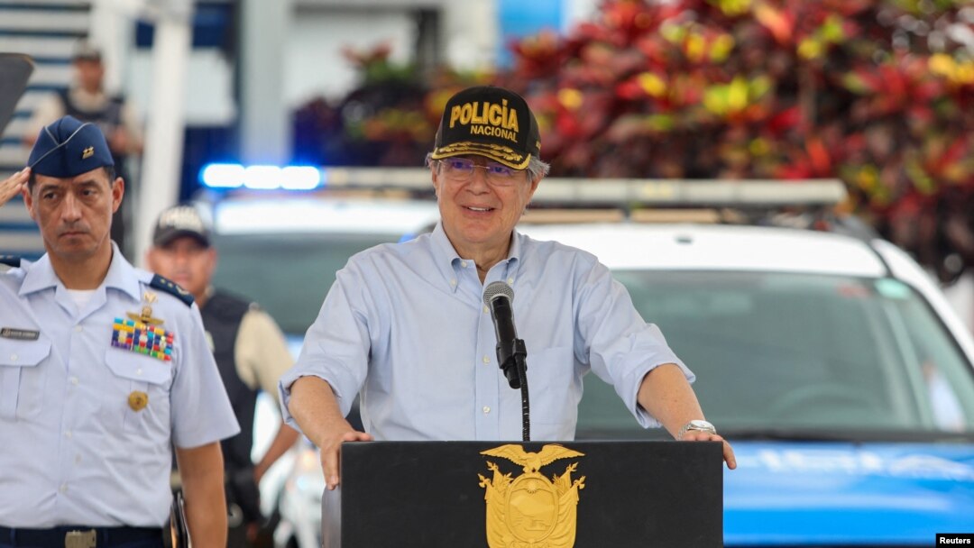 El presidente de Ecuador, Guillermo Lasso, se dirige a la audiencia durante una presentación de las fuerzas policiales que se asignarán para garantizar la seguridad de los ciudadanos, en Guayaquil, Ecuador, el 31 de marzo de 2023.