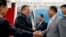 Državni sekretar SAD, Mike Pompeo,  pozdravlja se sa sjevenokorejskim Direktorom Odjeljenja za ujedinjeni front, Kim Jong Čolom (centar) i ministrom inostranih poslova Sjeverne Koreje Ri Jog Hoom, drugim s desna, nakon što je sletio na međnarodni aerodrom Sunan, u Pjongjangu, Sejverna Koreja, 6. jula 2018.