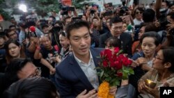 ທ່ານ ທະ​ນາ​ທອນ ຈຶງ​ຣຸ້ງ​ເຣືອງ​ກິດ, ຜູ້​ນຳ ​ຂອງ​ພັກອະ​ນາ​ຄົດໃໝ່ ທີ່​ເປັນພັກຝ່າຍ​ຄ້ານ​ ຖືກ​ຫ້ອມ​ລ້ອມ​ໄປດ້ວຍ​ພວກ​ສະ​ໜັບ​ສະ​ໜຸນ​ທ່ານ ໃນ​ຂະ​ນ​ະທີ່​ໄປ​ເຖິງ​ສານລັດ​ຖະ​ທຳ​ມະ​ນູນ ທີ່ ບາງກອກ​ ໃນ​ວັນ​ທີ 20 ພະ​ຈິກ, 2019. 