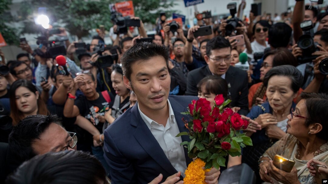 Thanathorn Juangroongruangkit, center, leader of the Future Forward Party is surrounded by his supporters as he arrives at Constitutional Court in Bangkok, Thailand, Nov. 20, 2019. 