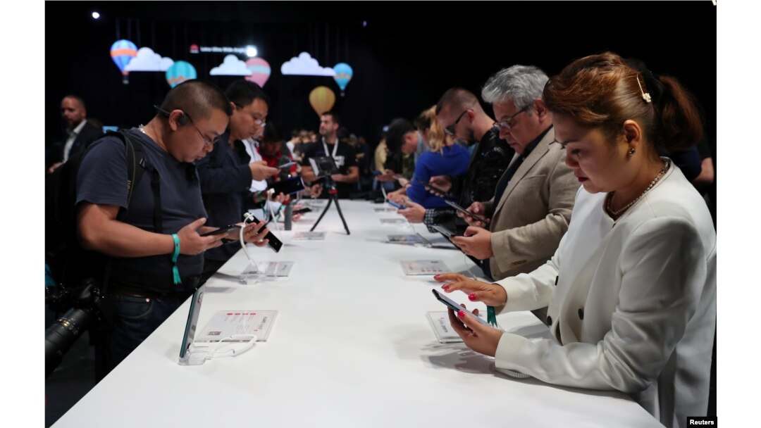 Para pelanggan melihat-melihat ponsel terbaru dari Huawei, seri Mate20, dalam acara peluncuran di London, Inggris, 16 Oktober 2018.