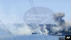 지난 22일 크름반도(크림반도) 남서부 요충지 세바스토폴에 있는 러시아 흑해함대 사령부에서 연기가 솟아오르고 있다. (텔레그램 게시물 발췌)