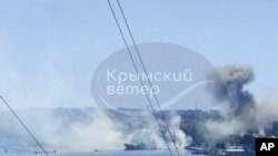 Dim se uzdiže iznad sjedišta Crnomorske flote u Sevastopolju. (Foto: Crimean Telegram channel via AP)
