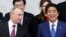 俄羅斯總統普京(左)12月16日與日本首相安倍(右)在東京。